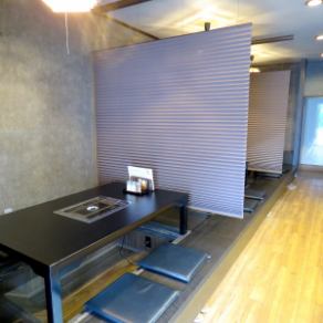 お席はお座敷とブラインドを下ろせば個室にもなります。靴を脱いでまったりとしたお時間を過ごせて、時間が過ぎるのもつい忘れてしまうほど。絶品料理でゆっくりとお楽しみください。