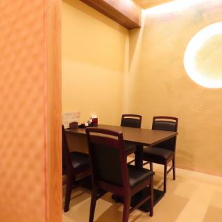 落ち着いた雰囲気の中で、人数の違うグループ毎に使い分けられる席をご用意しております。心地よい空間で、大切なお客様との会話を楽しみながら、特別なひとときをお過ごしいただけます。