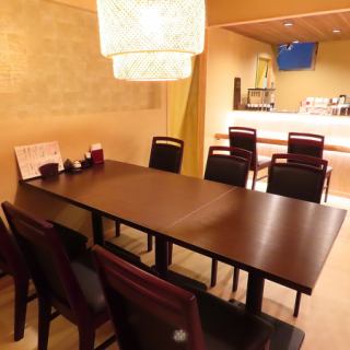 ご宴会や懇親会、慰労会にぴったりの6人掛けテーブルをご用意しております。広々としたお席で、団体様のご利用を心からお待ちしております。お気軽にお問い合わせいただき、特別な時間を共に過ごしましょう。