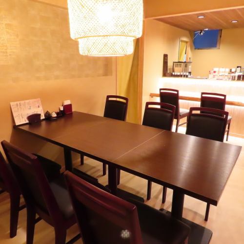 ご宴会や懇親会、慰労会にぴったりの6人掛けテーブルをご用意しております。広々としたお席で、団体様のご利用を心からお待ちしております。お気軽にお問い合わせいただき、特別な時間を共に過ごしましょう。