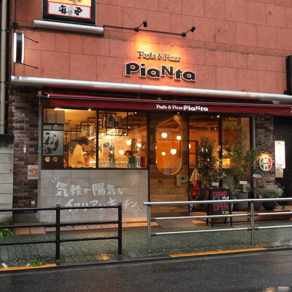 ナチュラルモダンなインテリアが飾られたお洒落な店内◎各お席は広々としていて、気軽に入れるカジュアルな空間になっています。お子様連れのお客様も大歓迎！ご家族でのお食事にもぜひご利用ください。