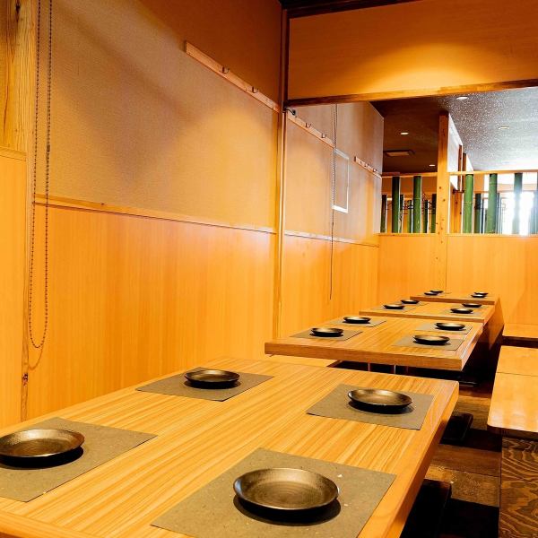会社の飲み会や家族・友人とのお祝いなど様々なシーンでご利用いただける最大16名様までOKの個室です。また、人数に合わせた個室をご用意しております。お得な宴会飲み放題付コースご用意しております◎