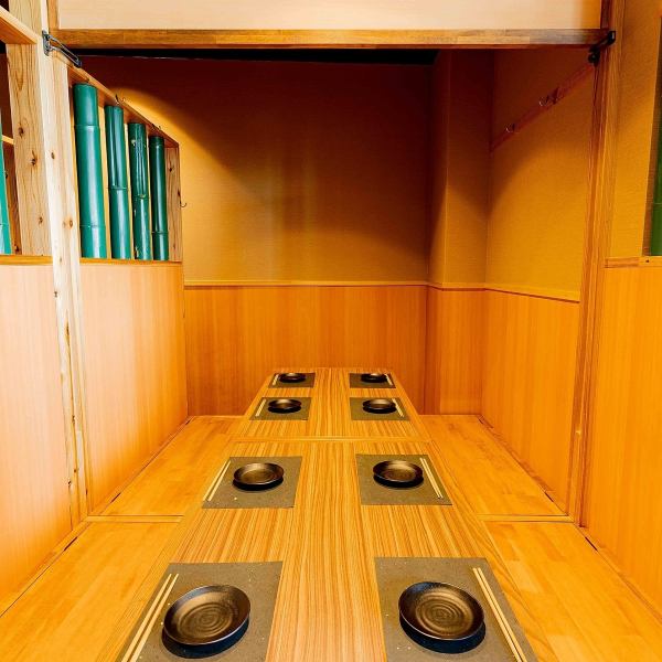 会社、ご友人との宴会に最適な8名様までOKの広々個室です。落ち着いた店内なので、ゆっくりとお料理、会話をお楽しみいただけます。こちらも人気のお席です。お得な宴会飲み放題付コースご用意しております◎