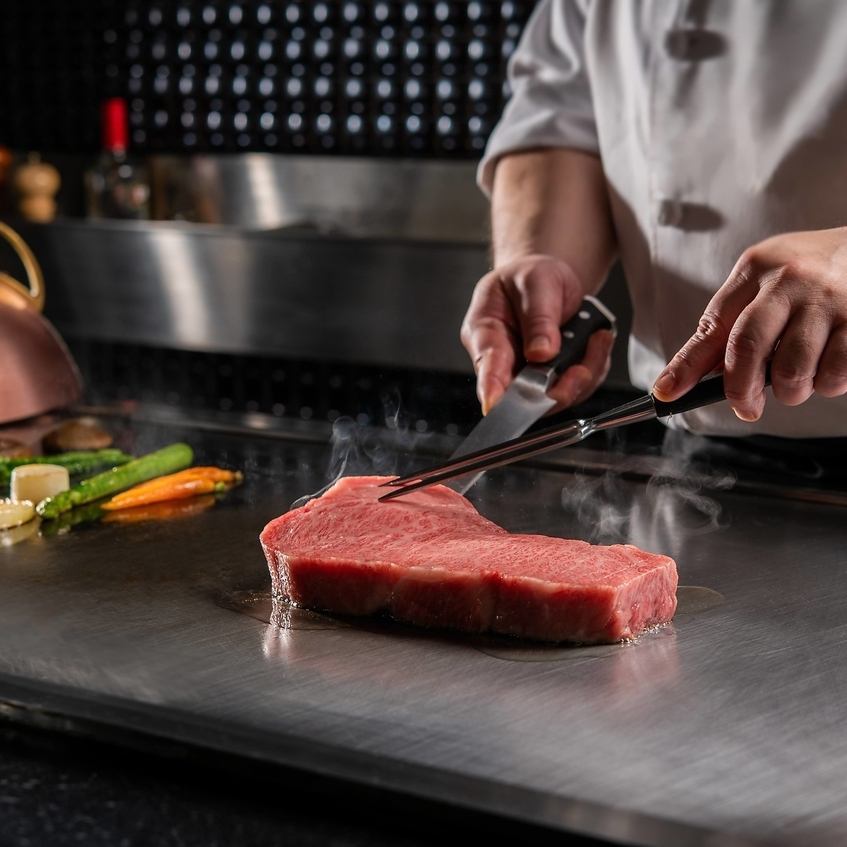We offer Japan's best A5 rank Japanese black beef, Kagoshima Kurogyu, which Kagoshima is proud of, and branded pork, Kurobuta.