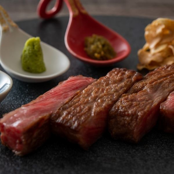 The flavor of the elegant A5 grade Japanese black beef sirloin with fine marbling is indescribably delicious.Please enjoy the juicy taste.[Kagoshima / Horse Shooting Range / Kamoike / Teppanyaki / Meat / Black Beef / Black Pork / Japanese Black Beef / Steak / Date / Anniversary / Entertainment]