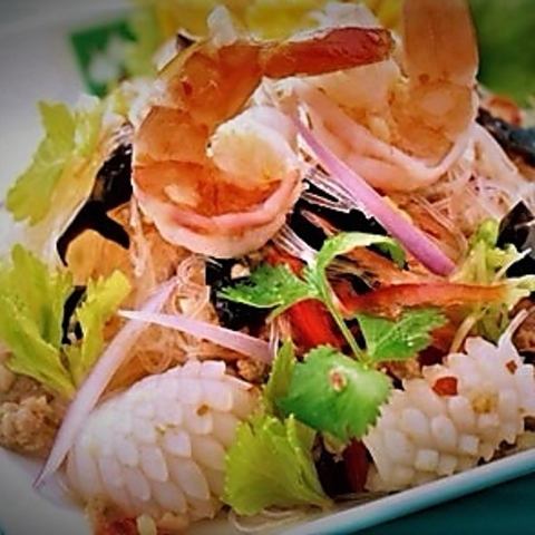 海老、いか、豚挽き肉入った春雨のスパイシーサラダ