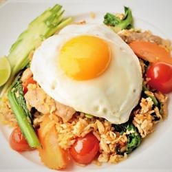 猪肉炒饭，上面盖着一个煎蛋