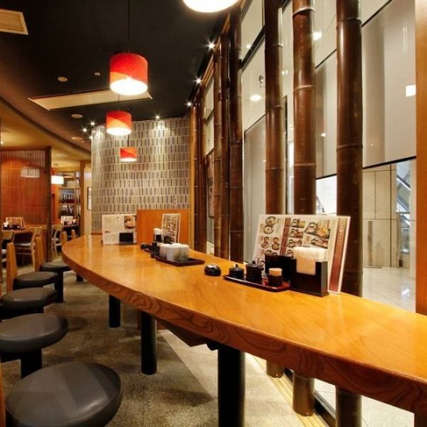 【新橋駅徒歩3分、汐留駅徒歩1分 アクセス抜群の居酒屋】会社帰りの1人飲みやデートでもお気軽にご利用頂けるカウンター席もご用意しております。ゆったりとお座り頂ける席で、ゆっくりと当店自慢の自然薯料理をお楽しみください。
