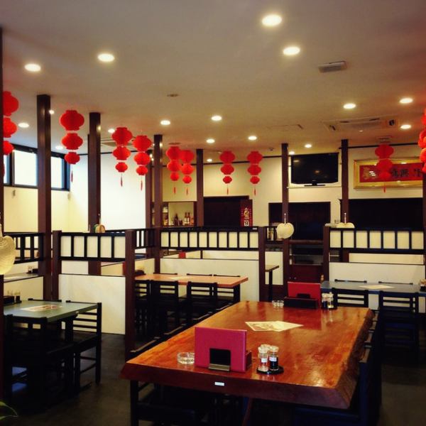 【中餐廳的氛圍】餐廳的內部空間寬敞，安靜。紅色和金色的裝飾營造出中餐廳的氛圍。盡情享受正宗川菜。