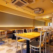 大津京駅徒歩1分と好アクセスながら、一歩足を踏み入れると都会の喧騒を忘れさせる落ち着いた空間が広がります。温かい照明と、木目調のインテリアがアットホームな雰囲気を演出。カウンター席、テーブル席、ソファー席があり、お仕事帰りのサク飲みからご家族でのカジュアルなディナーまで、どんなシーンにも馴染みます◎