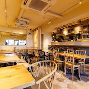 店内は、オシャレな空間でありながら、どこか落ち着いた雰囲気を持つ大人の隠れ家のようなデザインです。ゆったり座れるソファー席もあり、特別な記念日やデートの語らいの場に最適。石窯で焼き上げる香ばしい匂いが漂う中で、本格的なイタリアンの味わいをごゆっくりお楽しみください。