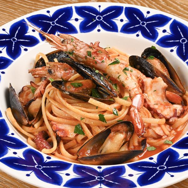 漁港直送!旬の鮮魚を特製ソースで仕上げたシェフ渾身の逸品