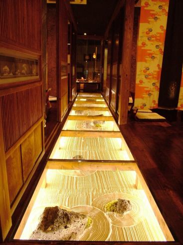 现代日式餐厅内，所有座位都是半私人包间，配有门帘和推拉门。窗外还有夜景◎