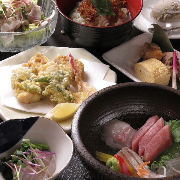 对食材讲究，使用时令食材制作出丰富多彩的创意日式料理！推荐可以品尝到时令鲜鱼的生鱼片。