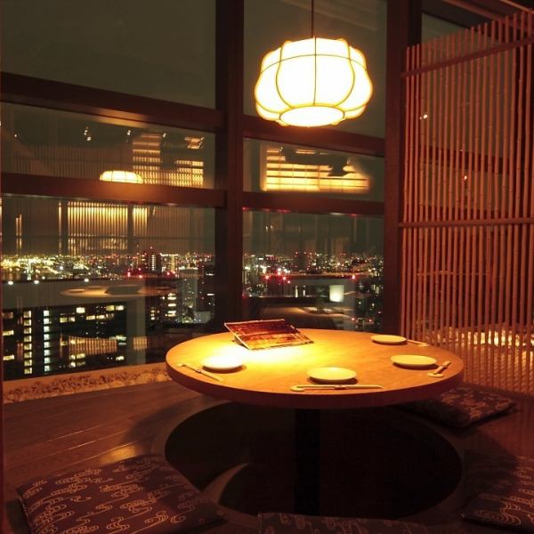 【個室あり】【各種宴会/接待に】東京の夜景が楽しめる個室席は6名様から最大50名様までご着席いただけるお席になっております。内装には木目の美しいテーブルをご用意しており品の良い和の空間を作り上げます。宴会や会食、ご家族での食事会などの特別なお食事シーンにもオススメの個室となっております♪