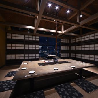 14名様までご着席頂ける、夜景が楽しめる個室席となっております。木目の美しいテーブルが品の良い和の空間を作り上げます。個室ですので、会食など特別なお食事シーンにもオススメとなっております！