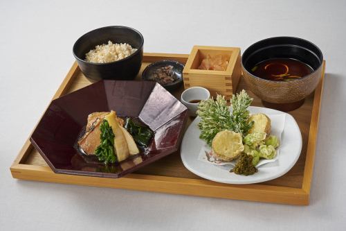 今月のお薦めランチ。酒類豊富にご用意しております。