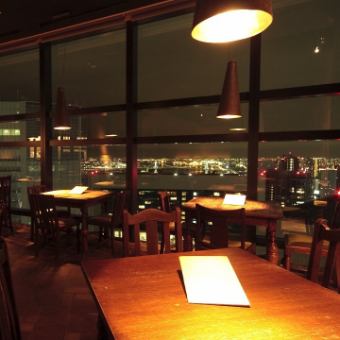 3名様までご着席頂けるこちらのお席は、夜には美しく広がる夜景を、天気の良いお昼間には青空や海を一望することが出来ます。お昼間と夜では全く雰囲気が変わりますので、都会ならではの景色をお楽しみ下さい。