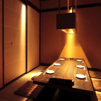 シックで高邁な雰囲気が溢れる6名様までご着席頂ける個室席となっております。シンプルな中にセンスを感じる照明が一際存在感を放ち、温かくテーブルを照らしてくれます。上質な空間で美味しい料理をご堪能下さい。