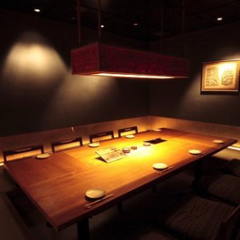 シックでモダンな大人の空間が広がるこちらのお席は、当店VIP席で8名様までご着席頂けるお席となっております。高級感のある掘りごたつのお席となっておりますので接待やお顔合わせなど特別なディナー時にもオススメです。