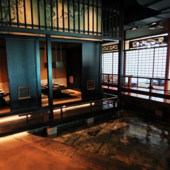 店内には優雅な川床での食事ををイメージさせる和モダンな雰囲気。昼の空間、夜の空間で雰囲気も変わります。是非、えん汐留店の地上42階で港区を一望しながらお食事をお楽しみください。