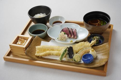 今月のお薦めランチ。酒類豊富にご用意しております。