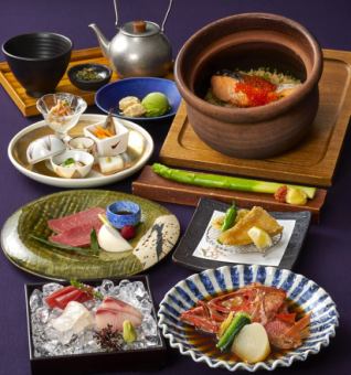 高级无限畅饮套餐，包含国产烤牛肉、银鲑鱼和鲑鱼籽砂锅饭，售价11,000日元。