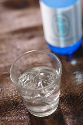 我们提供多种饮品，包括烧酒、葡萄酒和威士忌。