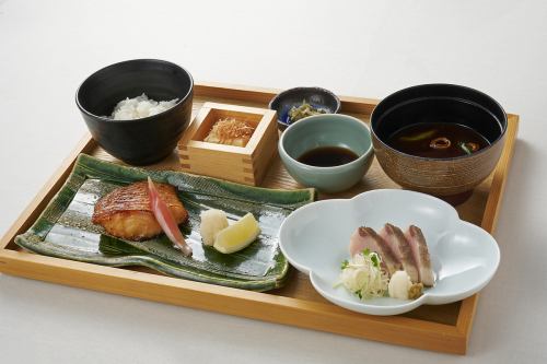 本月推荐午餐。我们提供多种酒类饮品。