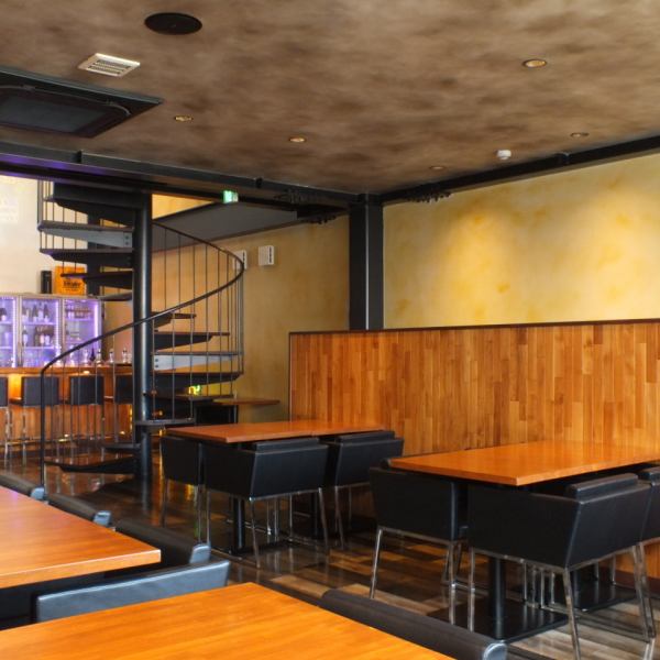 2階のパーティースペースは奥にはバーカウンターを配置した素敵な空間設定になっており、3階へ繋がる螺旋階段がオシャレで良い雰囲気を出しています。又、螺旋階段をうまく利用してのパーティーなどご企画してもいかがですか?