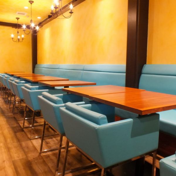 【京阪枚方公園駅徒歩1分】1階には鮮やかなハワイアンブルーのソファーテーブル席♪♪ランチやディナー、近くのひらパーでのデートの帰りなどには最適です。予約必須ですよ~~♪♪