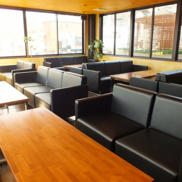 3階は貸切可能な最大30名様規模のパーティー可能な、スペースとなっております。ウエディングパーティーや各種2次会など用途に応じてご利用下さい。プロジェクターなども完備しておりますので、お気軽にお問合せ下さい。