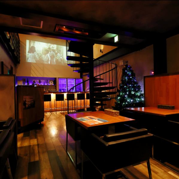 2Fは奥にバーカウンターを備えた落ち着いたパーティスペース。温かみのある照明と広めのテーブル配置で、大人数の宴会はもちろん、少人数での集まりにも使いやすい雰囲気です。ドリンクと料理をゆったり楽しめるため、会社宴会や友人同士の集まりにも最適。