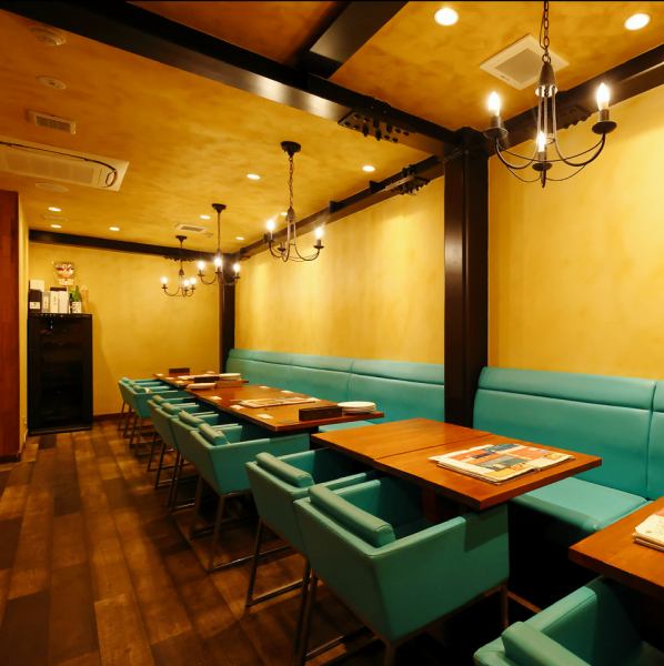 【京阪枚方公園駅徒歩1分】1Fはハワイアンブルーのソファテーブル席が並ぶ、明るく開放的なフロア。ランチは気軽で利用しやすく、ディナーは友人との食事や女子会に人気です。カジュアルながら居心地がよく、普段使いしやすい空間として一人飲みや少人数利用にもぴったり。