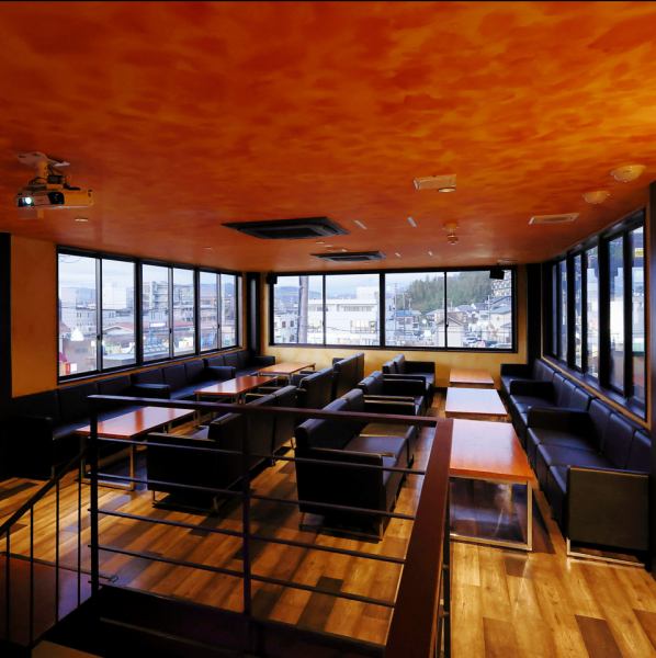 3Fは最大30名様まで貸切可能なフロアで、周囲を気にせず楽しめるプライベートな雰囲気が魅力。会社宴会、打ち上げ、誕生日会など大人数のイベントに最適です。用途に合わせてレイアウト変更もでき、団体利用の満足度が高い使い勝手の良いスペースです。