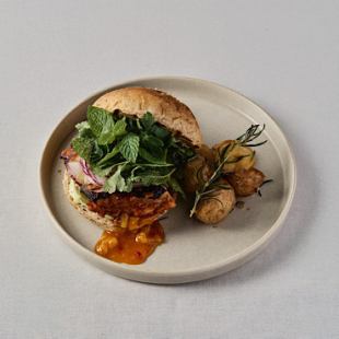 タンドリーチキンのバーガー/マンゴーチリソース・グリーントマトののピクルス