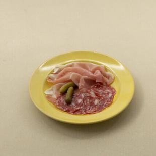 生ハムとサラミの盛り合わせ