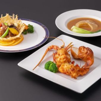 【顶级菜品】选用鱼翅、日本黑毛牛肉等奢华食材烹制而成的顶级菜品