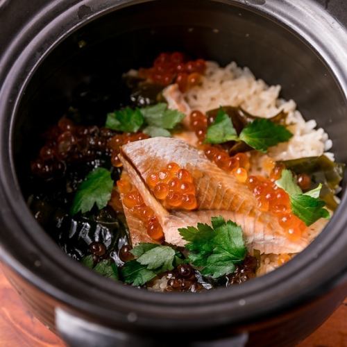 "Seasonal pot rice with seasonal seafood" A gem that sticks to rice and ingredients.