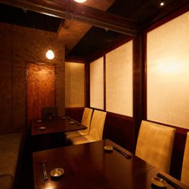Completely private room with a door.Popular seats that require reservations! Semi-private rooms can accommodate 3 to 4 people, and fully private rooms can accommodate 6 to 10 people.