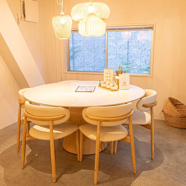 当店は、小さなお子様連れのご家族も安心してご来店いただけるよう、お子様連れのお客様も大歓迎です。店内には、広々とした6名様・4名様・3名様掛けのテーブル席をご用意しております♪ご家族みんなでゆったりと食事をお楽しみください★