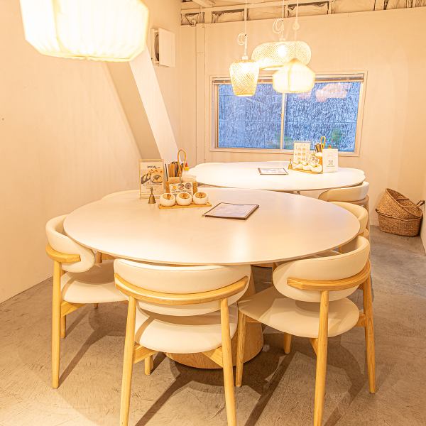 淀屋橋駅・本町駅から徒歩5分とアクセス抜群の当店は、一歩足を踏み入れると、思わず「可愛い！」と声が出てしまうような魅力的な空間が広がります。細部にまでこだわった内装は、女性のお客様に特におすすめ◎女子会やデートにもぴったりです。