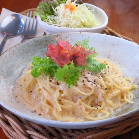 [The most popular among our popular fresh pasta dishes♪ Comes with a mini salad!] Fresh pasta with eggs and bacon 920 yen (tax included)
