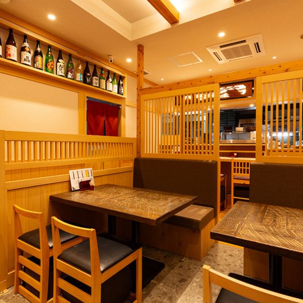 ゆったりとお食事を楽しめるテーブル席をご用意しております。2名様、4名様、6名様掛けのテーブル席があり、用途に合わせてレイアウトの変更が可能です。テーブルをつなげれば最大12名様まで、広々としたお席では20名様までご利用いただけます◎ご友人との集まりや、会社のご宴会など、様々なシーンにご利用ください。