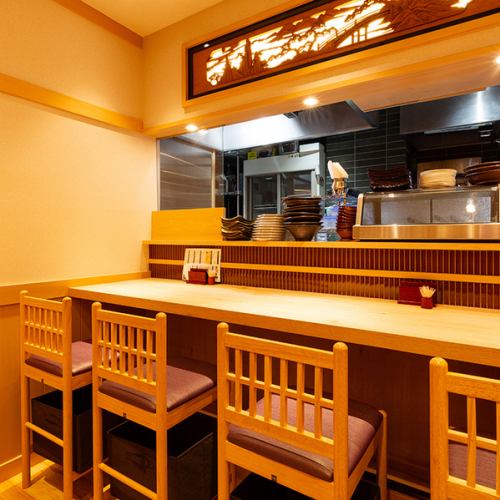 <p>お一人様や少人数でのご利用に最適なカウンター席を全7席ご用意しております。駅からも近く、お立ち寄りの際に気軽にお食事やお酒を楽しんでいただけます♪会話も弾み、賑やかな雰囲気の中でくつろぎのひとときを。お仕事帰りの一杯や、デートでのご利用にもぴったりです◎もちろん、ふらっと立ち寄りたい時にも大歓迎！</p>