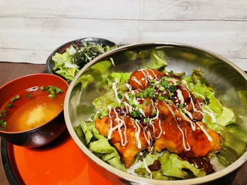 【양영 치킨 덮밥】 미니 샐러드 · 된장국