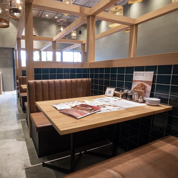 【雰囲気にこだわりがあるお店☆】高い天井と鳥かごをモチーフにしたお洒落な照明が特徴のお店！4名掛けボックス席を8席ご用意しております。ファミリーやお子様連れのお客様にも安心してご利用いただけるスペースです。ゆったりとしたボックス席で、当店自慢の料理を家族とご一緒にお楽しみください♪