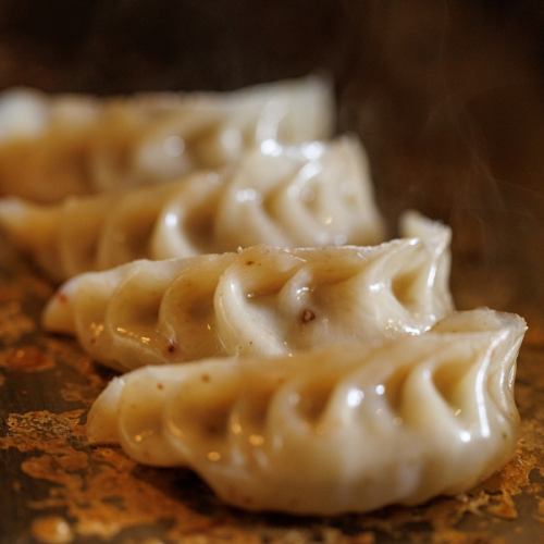 旨味たっぷり自家製餃子！