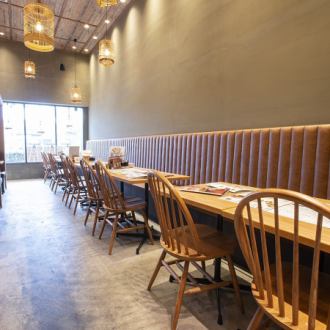 雰囲気にこだわったテーブル席をご用意しております。落ち着いた空間で、特別なひとときをお楽しみください。友人との会話やデートにもおすすめです！