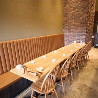 4名掛けテーブルは、ゆったりと食事を楽しめる明るい空間です！友人や家族とリラックスしながら楽しいひとときをお過ごしください♪